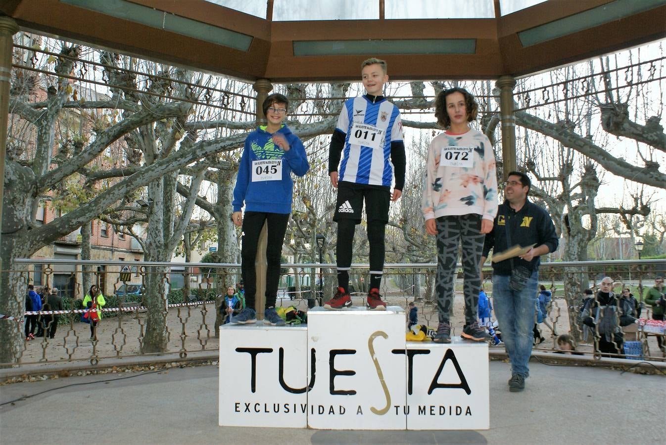 Divertidos disfraces en la San Silvestre de Nájera.