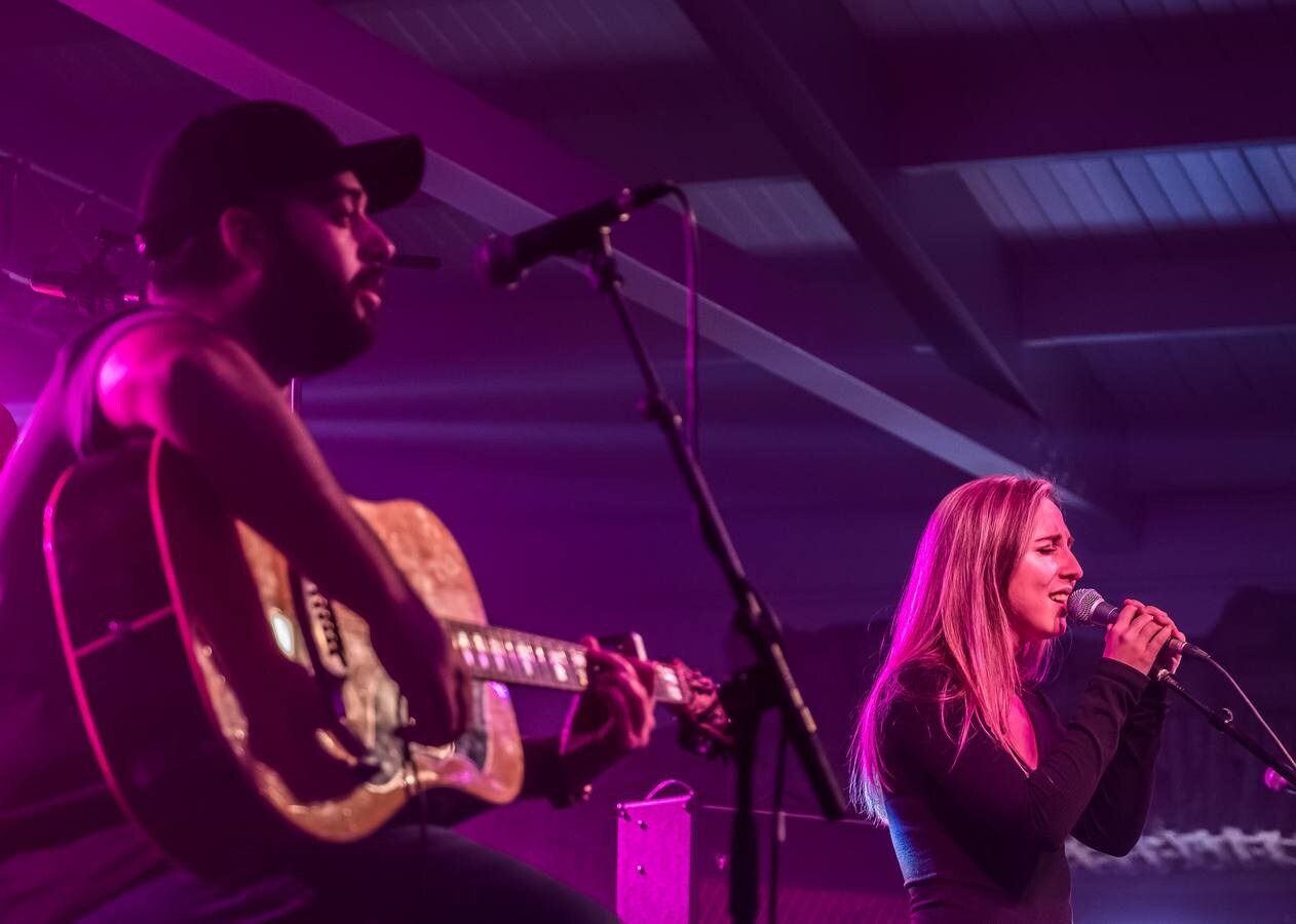 Floridablanca, Mr. Kilombo, Lou Cornago y Joana Serrat protagonizaron los conciertos diurnos de la primera jornada de Actual.