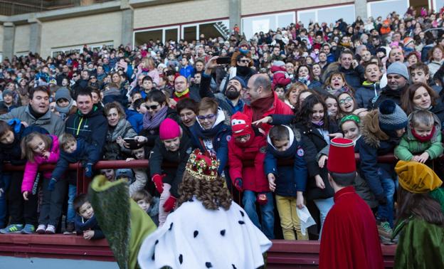 Imagen de archivo de una de las anteriores llegadas de los Reyes Magos a Logroño en unas Gaunas abarrotadas. :: sonia tercero