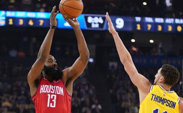 Harden lanza a canasta frente a la oposición del base de los Warriors Klay Thompson.