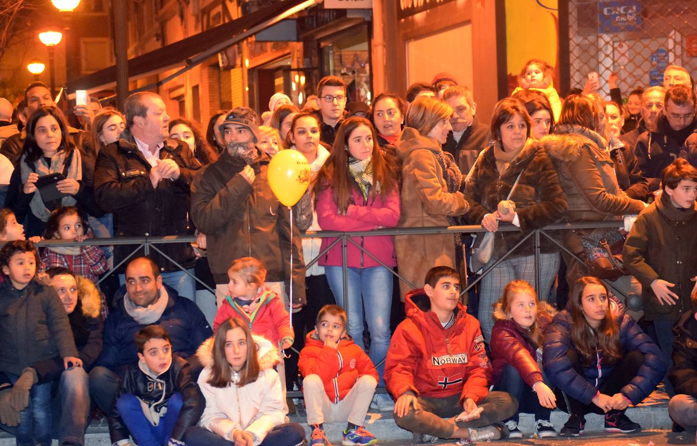 Miles de logroñeses han abarrotado hoy las calles del centro de la ciudad para presenciar la cabalgata de Reyes, en la que han desfilado más de 900 participantes.