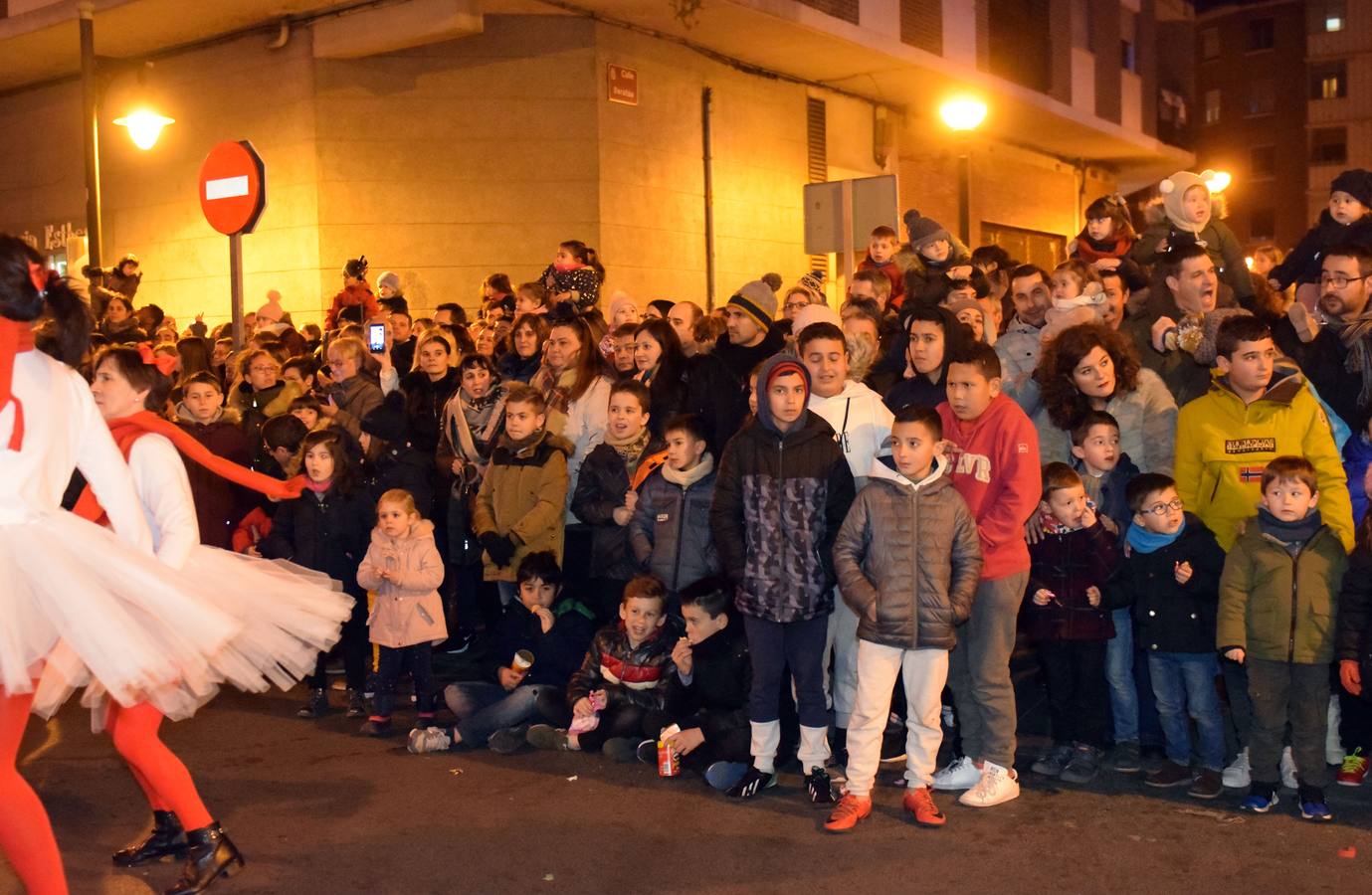 Miles de logroñeses han abarrotado hoy las calles del centro de la ciudad para presenciar la cabalgata de Reyes, en la que han desfilado más de 900 participantes.