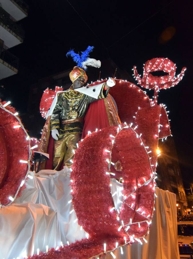 Miles de logroñeses han abarrotado hoy las calles del centro de la ciudad para presenciar la cabalgata de Reyes, en la que han desfilado más de 900 participantes.