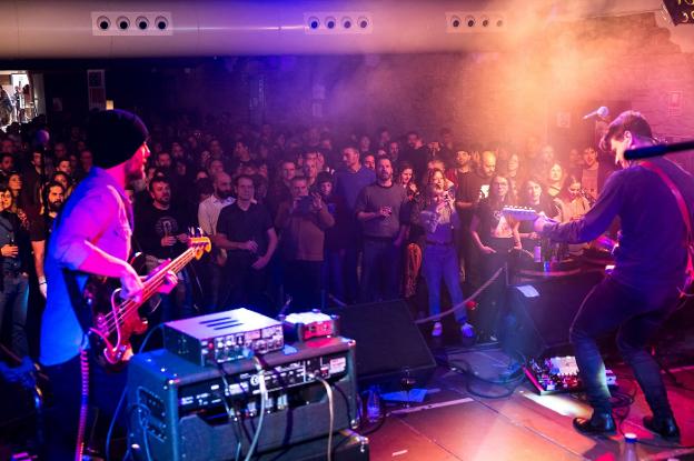 Anaut durante su concierto en el 'Vermú torero' de Actual, celebrado ayer en Bodegas Franco Españolas. :: FERNANDO DÍAZ