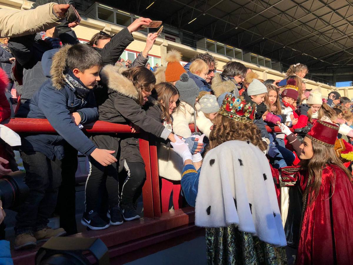 Gran ambiente y mucha ilusión en la llegada de los Reyes Magos a Las Gaunas.