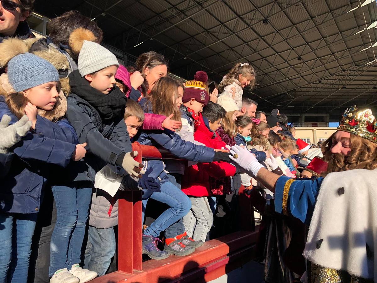 Gran ambiente y mucha ilusión en la llegada de los Reyes Magos a Las Gaunas.