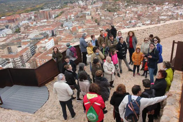 Las visitas guiadas muestran la historia del castillo y su privilegiada ubicación sobre la ciudad. 