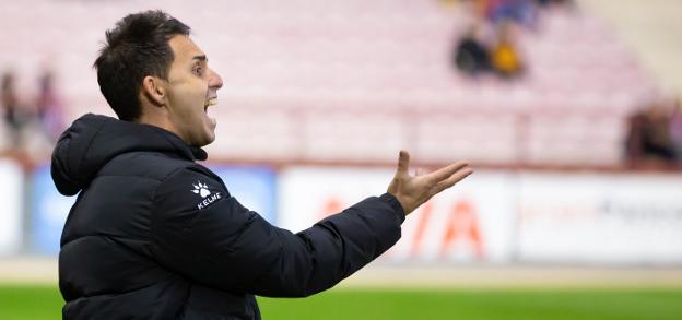 Sergio Rodríguez da instrucciones a sus jugadores. 