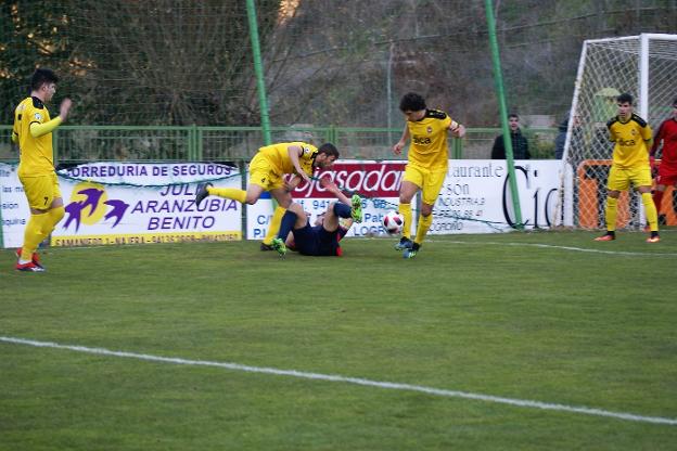 El local Moha, en el suelo, en la jugada que se pidió penalti. 