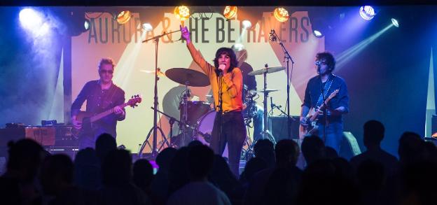 El grupo madrileño Aurora & The Betrayers, con Aurora García al frente, durante su concierto a mediodía de ayer en Franco-Españolas. 