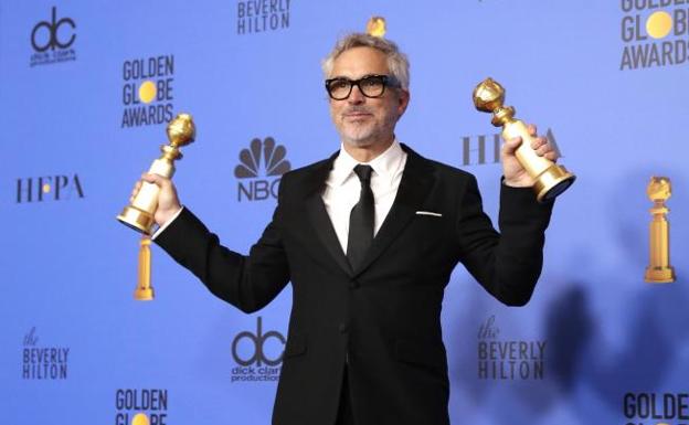 El director mexicano Alfonso Cuarón celebra los premios de Roma.