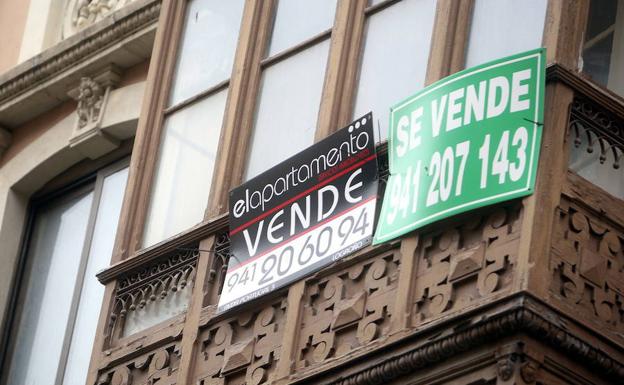 Varios carteles de viviendas a la venta en Logroño. 