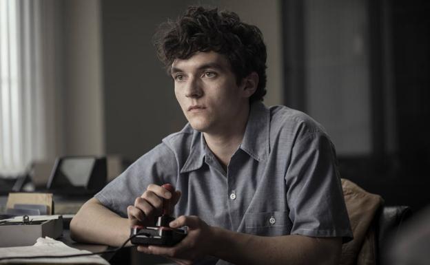 Fionn Whitehead, caracterizado como Stefan.