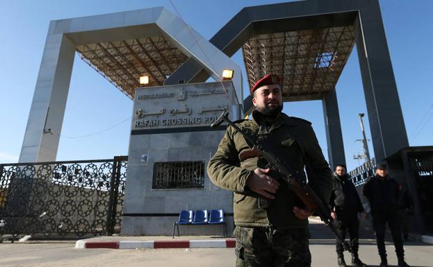 Un soldado de Hamás vigila, ayer, el paso de Rafah.