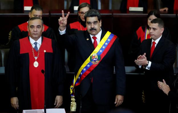 Nicolás Maduro, investido con la banda presidencial, saluda a los asistentes al acto en el Tribunal Supremo. :: Carlos Garcia Rawlins/ reuters
