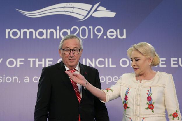 El presidente de la Comisión Europea, Jean-Claude Juncker, y la primera ministra rumana, Viorica Dancila, en Bucarest. :: octav ganea/ reuters
