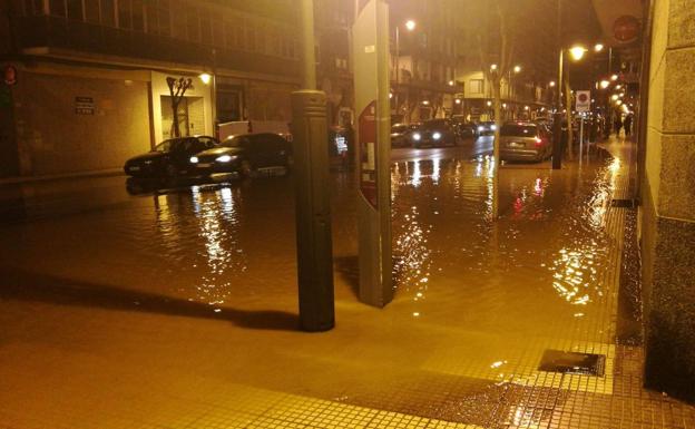Imagen principal - La rotura de otra tubería dejaba estas imágenes en Gonzalo de Berceo