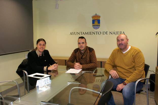 Silvia Ibáñez, Jonás Olarte y Rafael Sánchez, ante la prensa. 