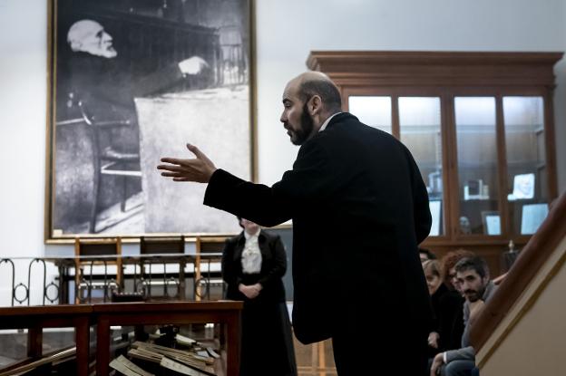 Un actor encarna a Ramón y Cajal en
una visita teatralizada a la Facultad
donde dio clases, que hoy ocupa
el Colegio de Médicos de Madrid.
:: JOSE LUIS PINDADO/ icomem