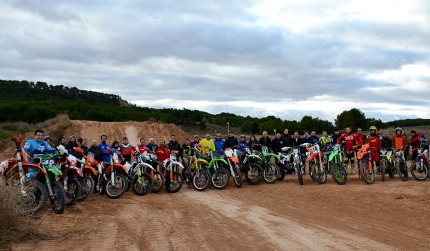 Integrantes de Motoclub Calahorra en el nuevo circuito. 