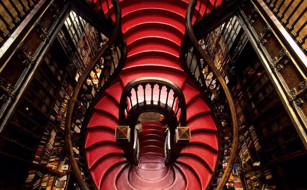 Escalera del interior de la librería Lello. 