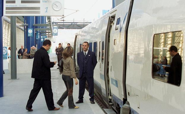 Pasajeros suben al tren de alta velocidad. 