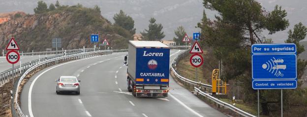 Un camión circula por la AP-68 en el término municipal de Haro. :: 