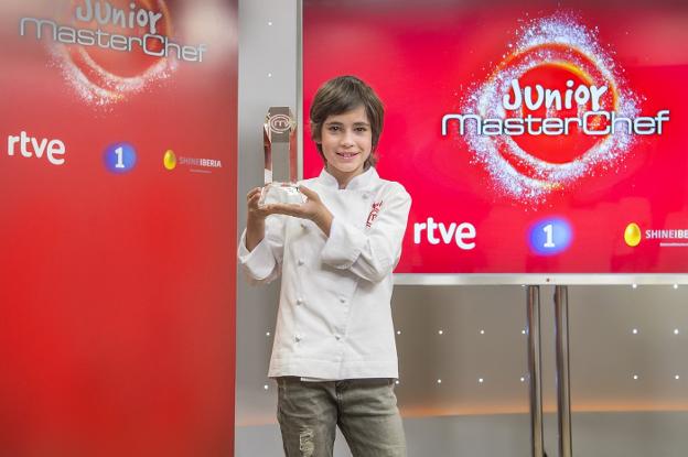 Josetxo, con el trofeo que le acredita como el ganador de la sexta edición de 'MasterChef junior'. :: tve