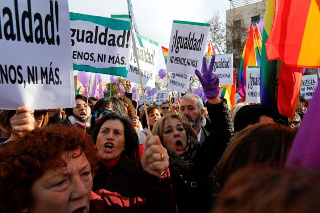 Manifestación feminista ante el Parlamento andaluz. :: REUTERS