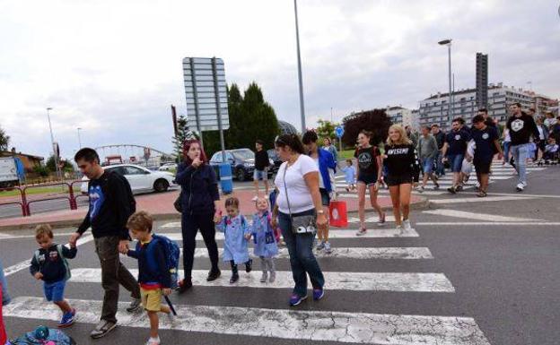 Paso por el que circulan los vecinos de Los Lirios.