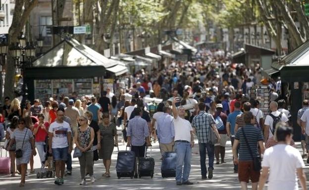 La Rambla de Barcelona, masificada de turistas. 