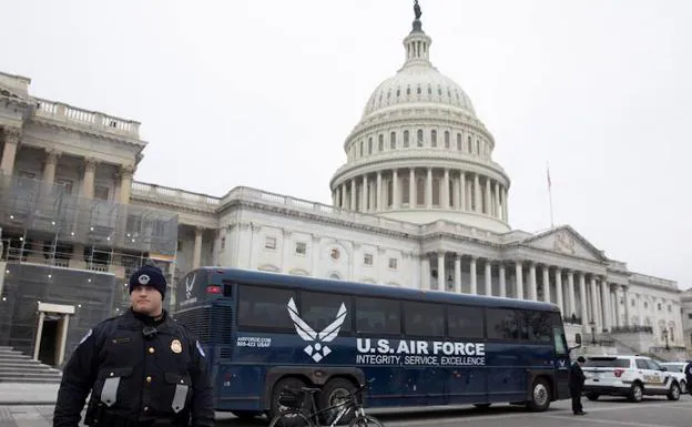 Un autobús de la Fuerza Aérea de los EE. UU. se encuentra estacionado en el frente este del Capitolio.