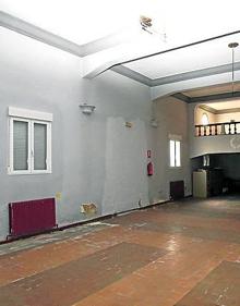 Imagen secundaria 2 - El patio y el salón de actos, dos de los atractivos del edificio, que se reformará pero manteniendo su esencia. En el centro, las escaleras en las fotos tomadas esta semana.