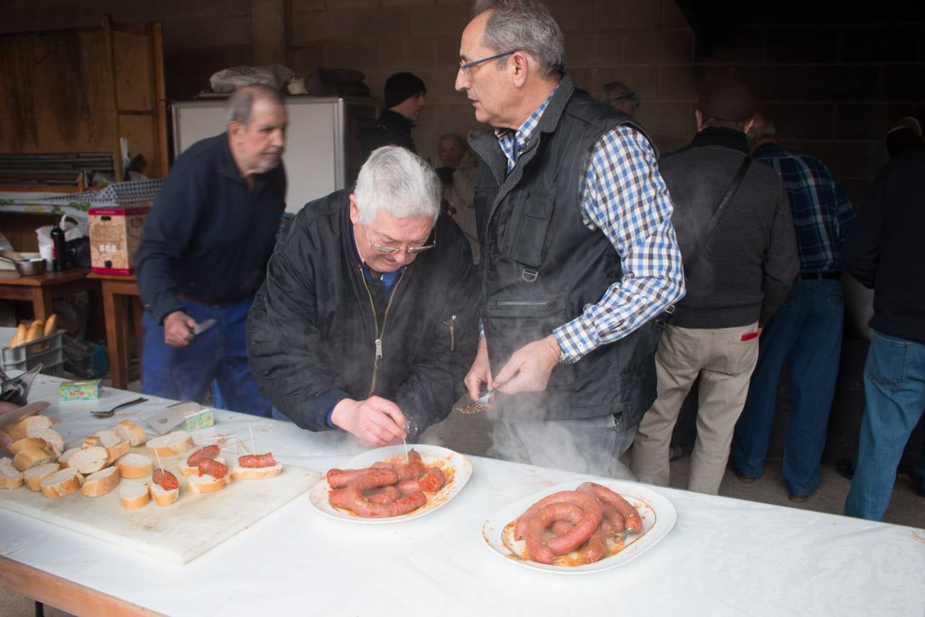 En Ojacastro, la tradición volvió a cumplirse... con mucho gusto. Cientos de personas acudieron en la localidad riojalteña a por las 'habas de San Antón que con mucho trabajo y esmero prepara cada año la cofradía advocada al santo. 