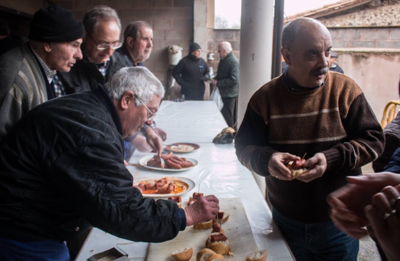 En Ojacastro, la tradición volvió a cumplirse... con mucho gusto. Cientos de personas acudieron en la localidad riojalteña a por las 'habas de San Antón que con mucho trabajo y esmero prepara cada año la cofradía advocada al santo. 