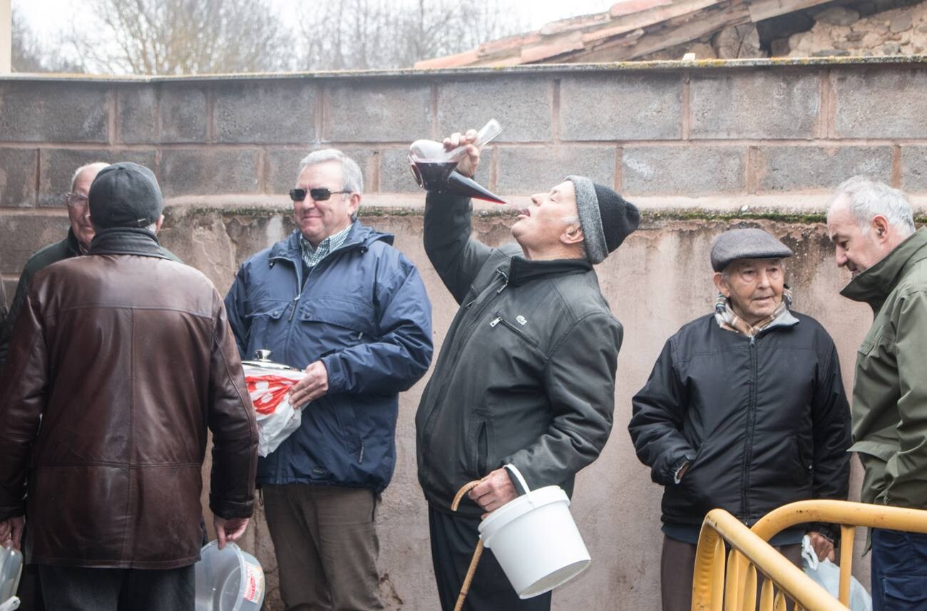 En Ojacastro, la tradición volvió a cumplirse... con mucho gusto. Cientos de personas acudieron en la localidad riojalteña a por las 'habas de San Antón que con mucho trabajo y esmero prepara cada año la cofradía advocada al santo. 