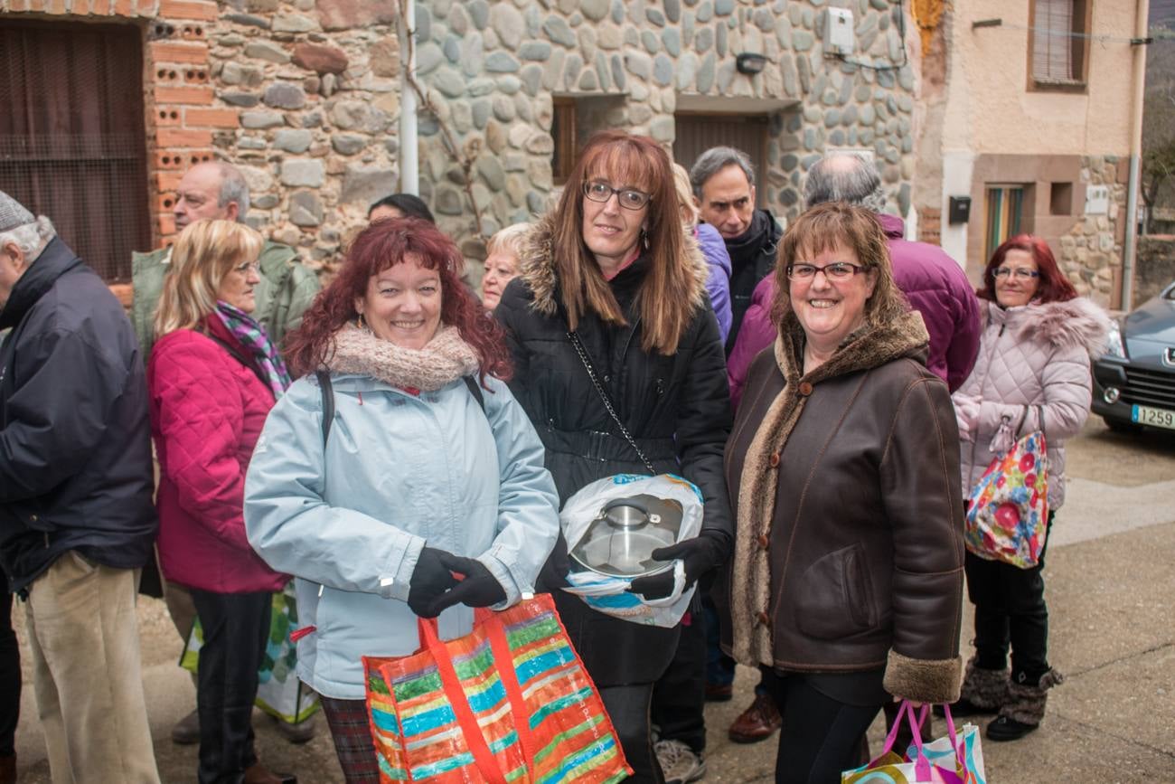 En Ojacastro, la tradición volvió a cumplirse... con mucho gusto. Cientos de personas acudieron en la localidad riojalteña a por las 'habas de San Antón que con mucho trabajo y esmero prepara cada año la cofradía advocada al santo. 