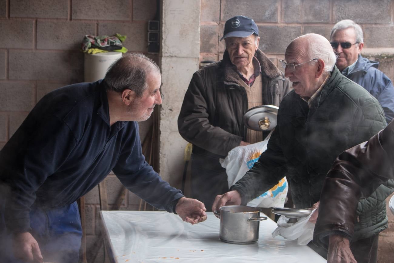 En Ojacastro, la tradición volvió a cumplirse... con mucho gusto. Cientos de personas acudieron en la localidad riojalteña a por las 'habas de San Antón que con mucho trabajo y esmero prepara cada año la cofradía advocada al santo. 