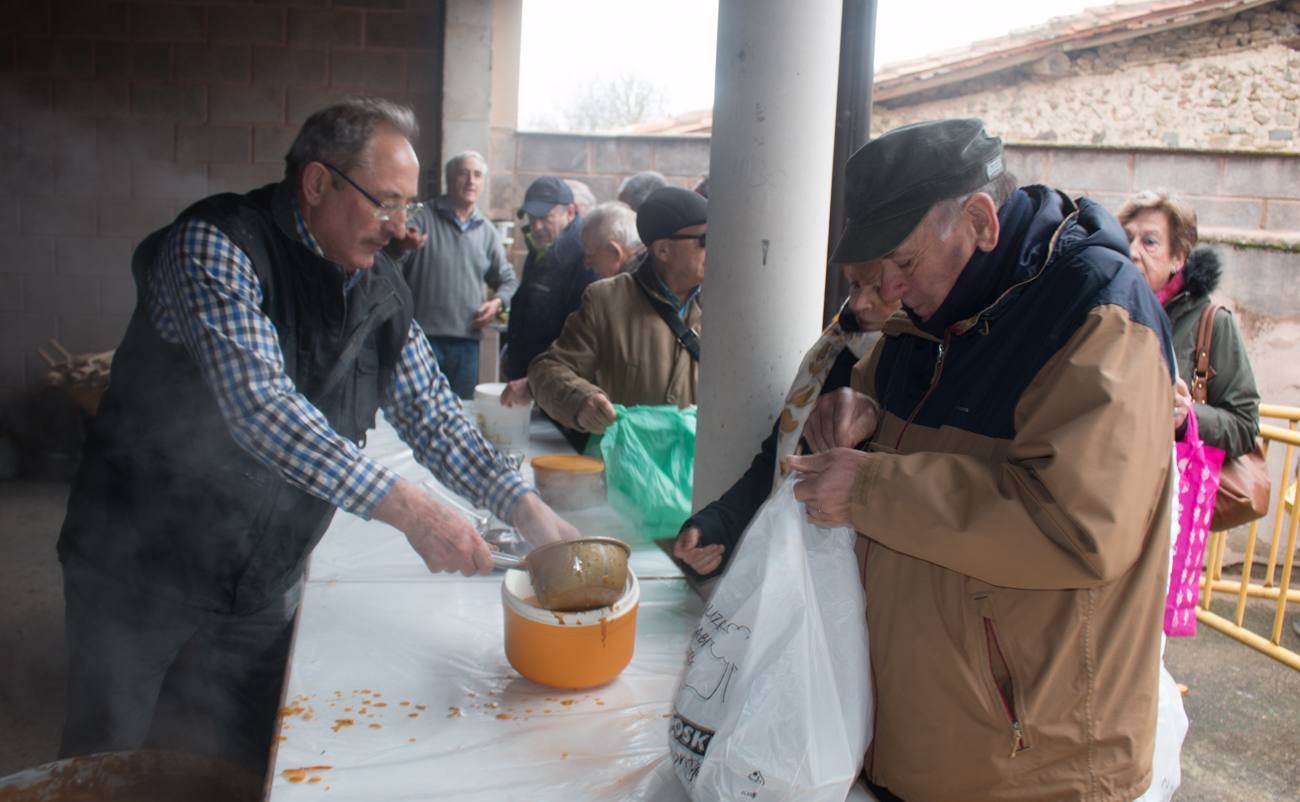 En Ojacastro, la tradición volvió a cumplirse... con mucho gusto. Cientos de personas acudieron en la localidad riojalteña a por las 'habas de San Antón que con mucho trabajo y esmero prepara cada año la cofradía advocada al santo. 