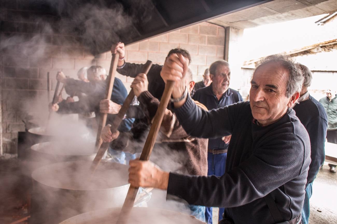 En Ojacastro, la tradición volvió a cumplirse... con mucho gusto. Cientos de personas acudieron en la localidad riojalteña a por las 'habas de San Antón que con mucho trabajo y esmero prepara cada año la cofradía advocada al santo. 