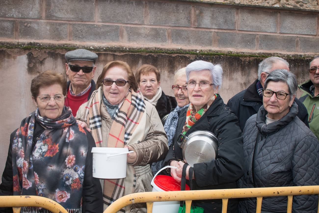 En Ojacastro, la tradición volvió a cumplirse... con mucho gusto. Cientos de personas acudieron en la localidad riojalteña a por las 'habas de San Antón que con mucho trabajo y esmero prepara cada año la cofradía advocada al santo. 