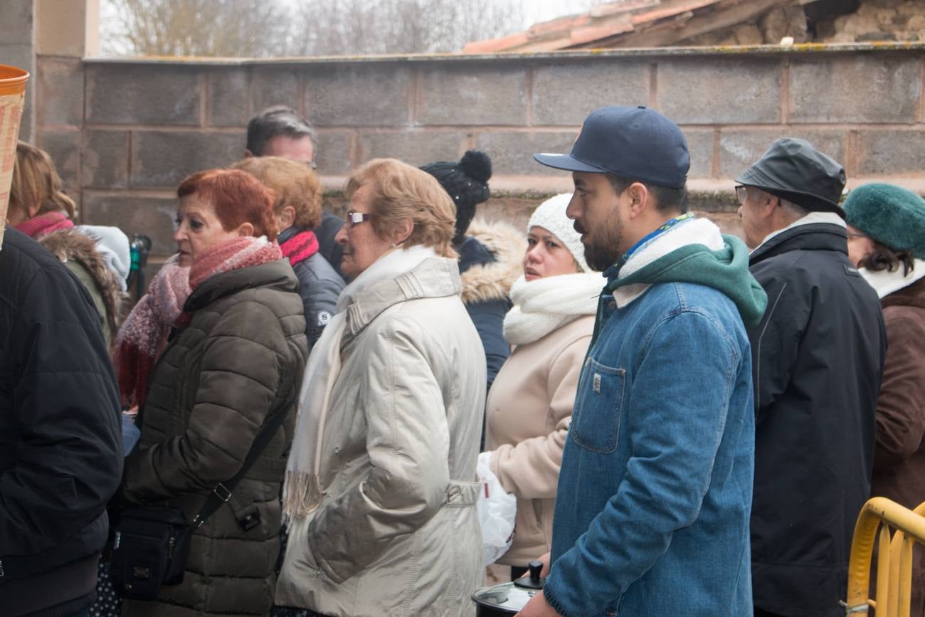 En Ojacastro, la tradición volvió a cumplirse... con mucho gusto. Cientos de personas acudieron en la localidad riojalteña a por las 'habas de San Antón que con mucho trabajo y esmero prepara cada año la cofradía advocada al santo. 