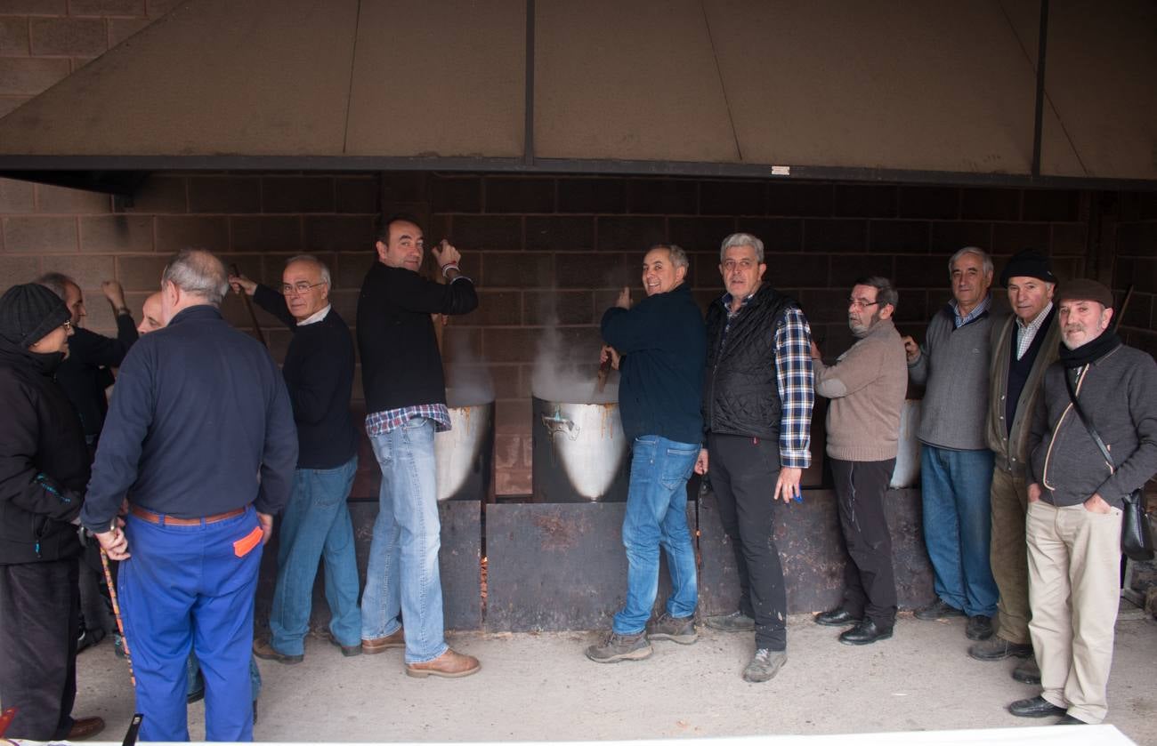 En Ojacastro, la tradición volvió a cumplirse... con mucho gusto. Cientos de personas acudieron en la localidad riojalteña a por las 'habas de San Antón que con mucho trabajo y esmero prepara cada año la cofradía advocada al santo. 