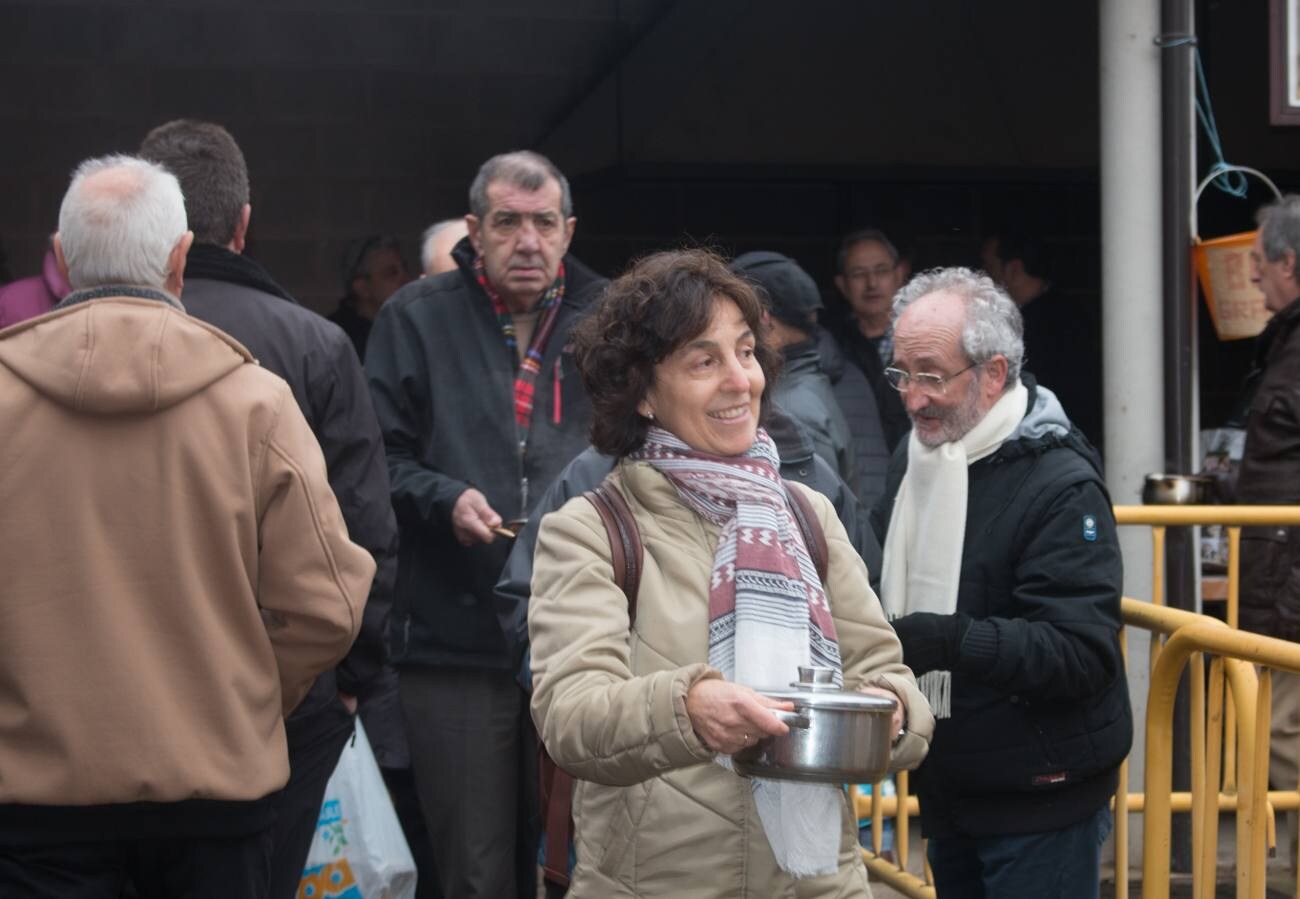 En Ojacastro, la tradición volvió a cumplirse... con mucho gusto. Cientos de personas acudieron en la localidad riojalteña a por las 'habas de San Antón que con mucho trabajo y esmero prepara cada año la cofradía advocada al santo. 