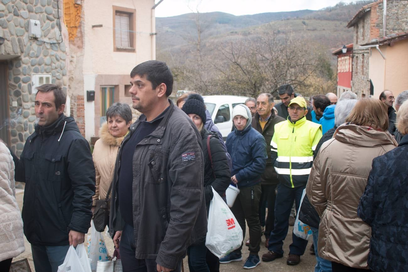 En Ojacastro, la tradición volvió a cumplirse... con mucho gusto. Cientos de personas acudieron en la localidad riojalteña a por las 'habas de San Antón que con mucho trabajo y esmero prepara cada año la cofradía advocada al santo. 