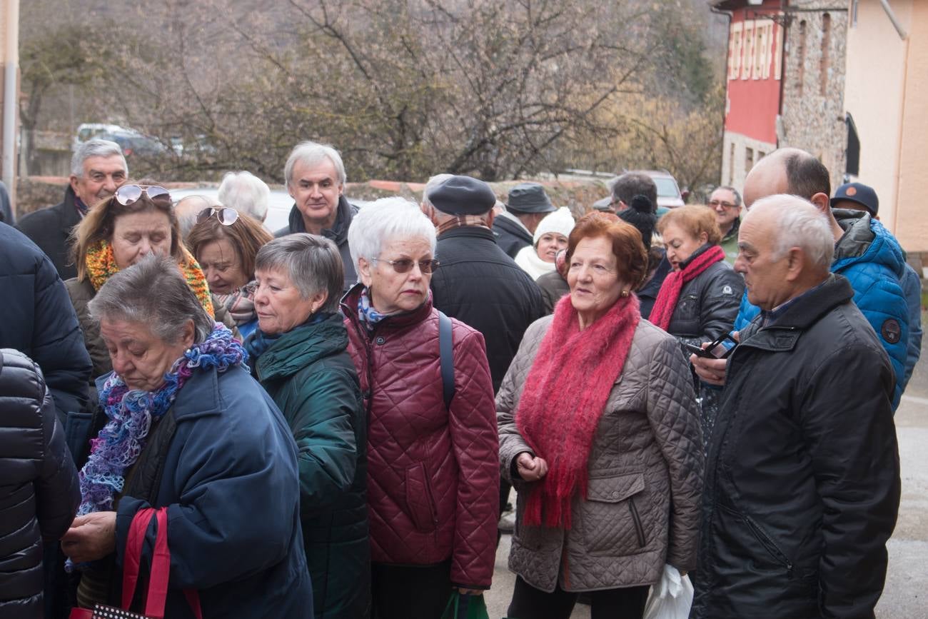 En Ojacastro, la tradición volvió a cumplirse... con mucho gusto. Cientos de personas acudieron en la localidad riojalteña a por las 'habas de San Antón que con mucho trabajo y esmero prepara cada año la cofradía advocada al santo. 