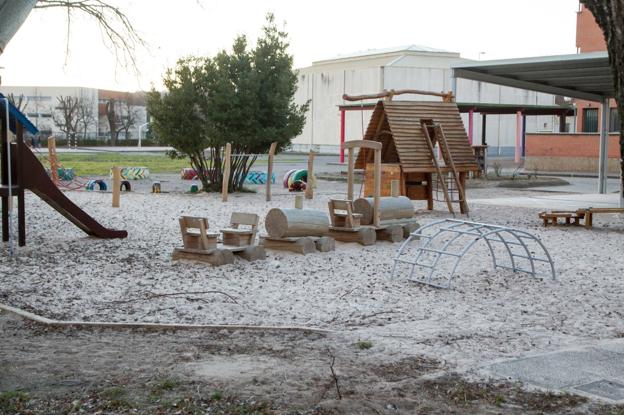 Arenero en la zona de juegos infantiles del patio del colegio Caballero de la Rosa, el objeto de la polémica. :: Díaz Uriel