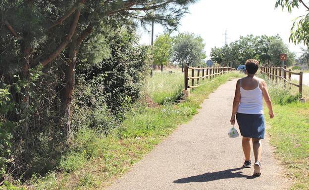 Una mujer pasea por la vía verde del Cidacos.