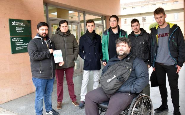 Jon Cerijido, a la izquierda, junto a un grupo de compañeros de clase, ayer, a las puertas de la Consejería de Educación. 