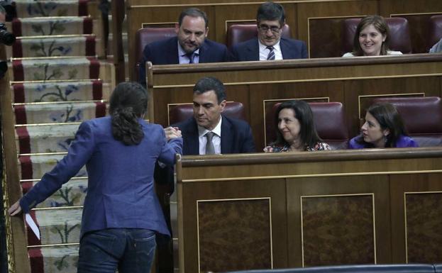 Pablo Iglesias (izq.) saluda a Pedro Sánchez en el Congreso de los Diputados.